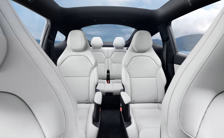 2열 독립 시트와 3열 좌석이 보이는 실내 인테리어, 넉넉한 레그룸과 고급스러운 시트 질감