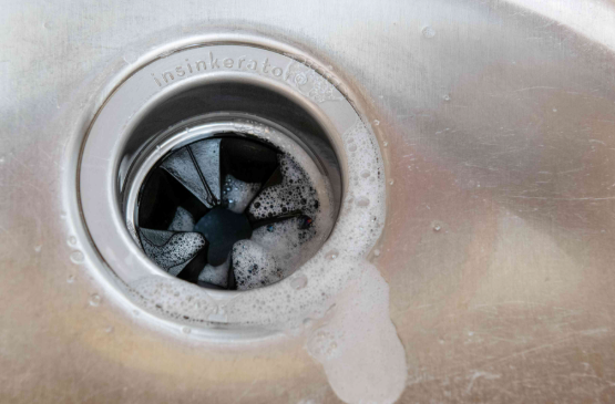 음식물 쓰레기를 넣는 투입구